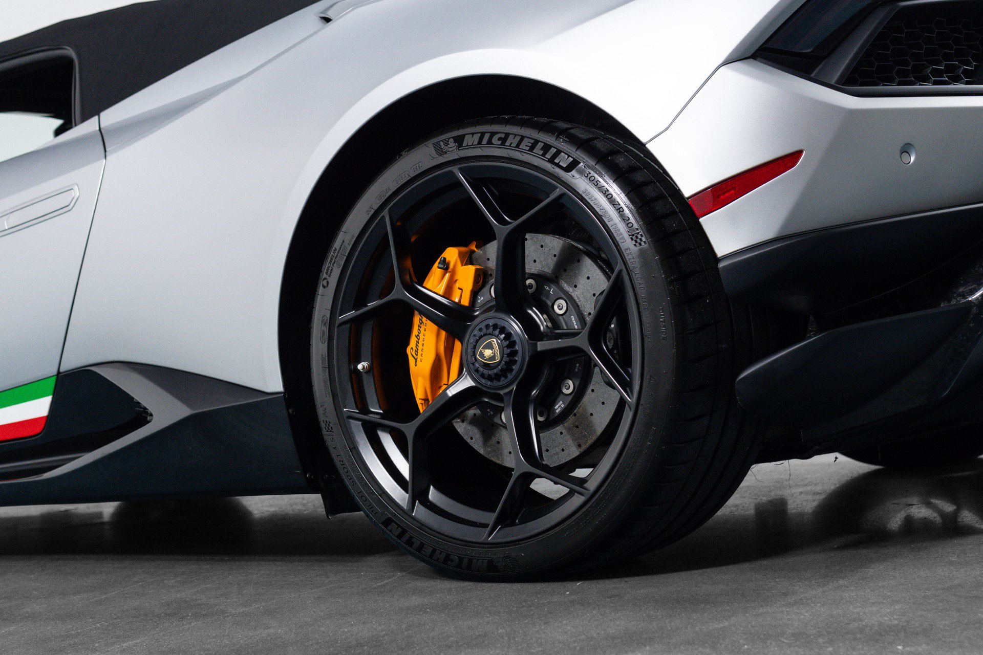 Used 2018 Lamborghini Huracan Performante AWD/4WD image 30