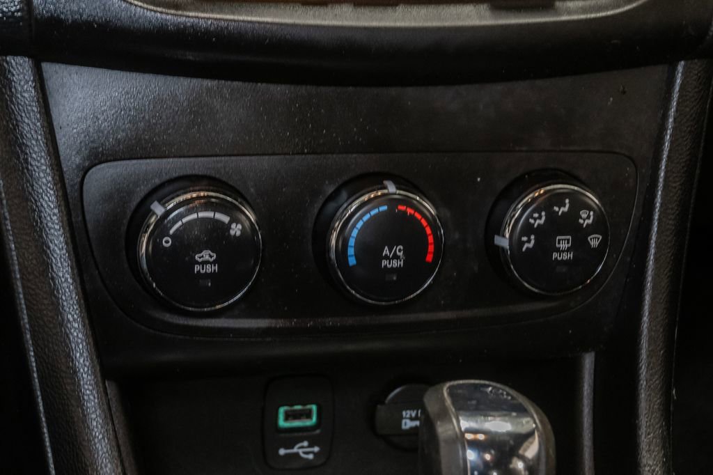 Used 2014 Dodge Avenger SE FWD image 16