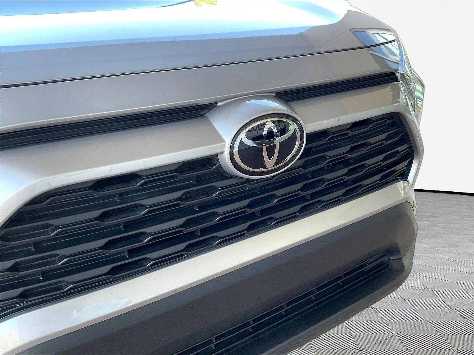 Used 2024 Toyota RAV4 LE AWD/4WD image 31
