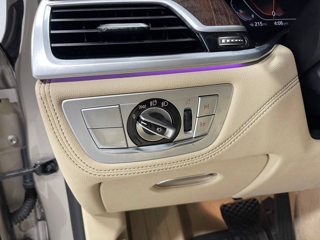 Used 2020 BMW 750i xDrive w/ Executive Package AWD/4WD image 19