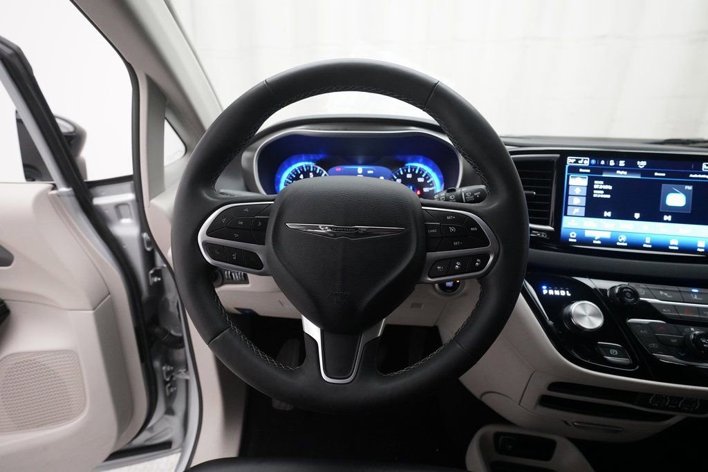 Used 2024 Chrysler Pacifica Touring-L image 4
