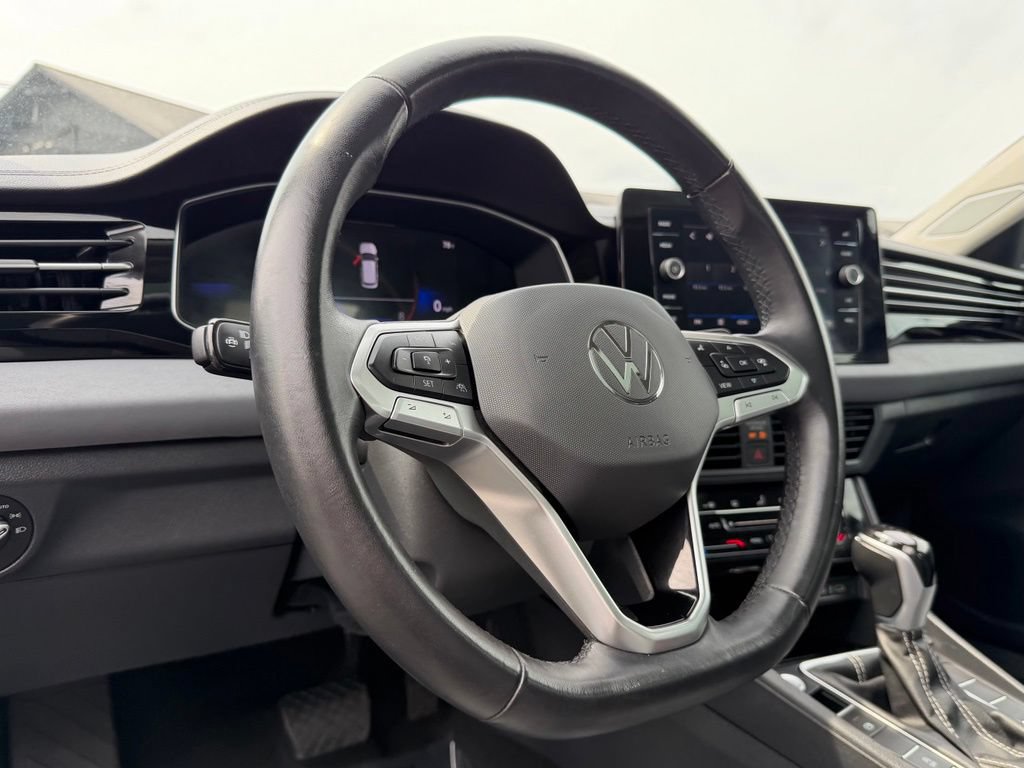 Used 2025 Volkswagen Jetta SE FWD image 57