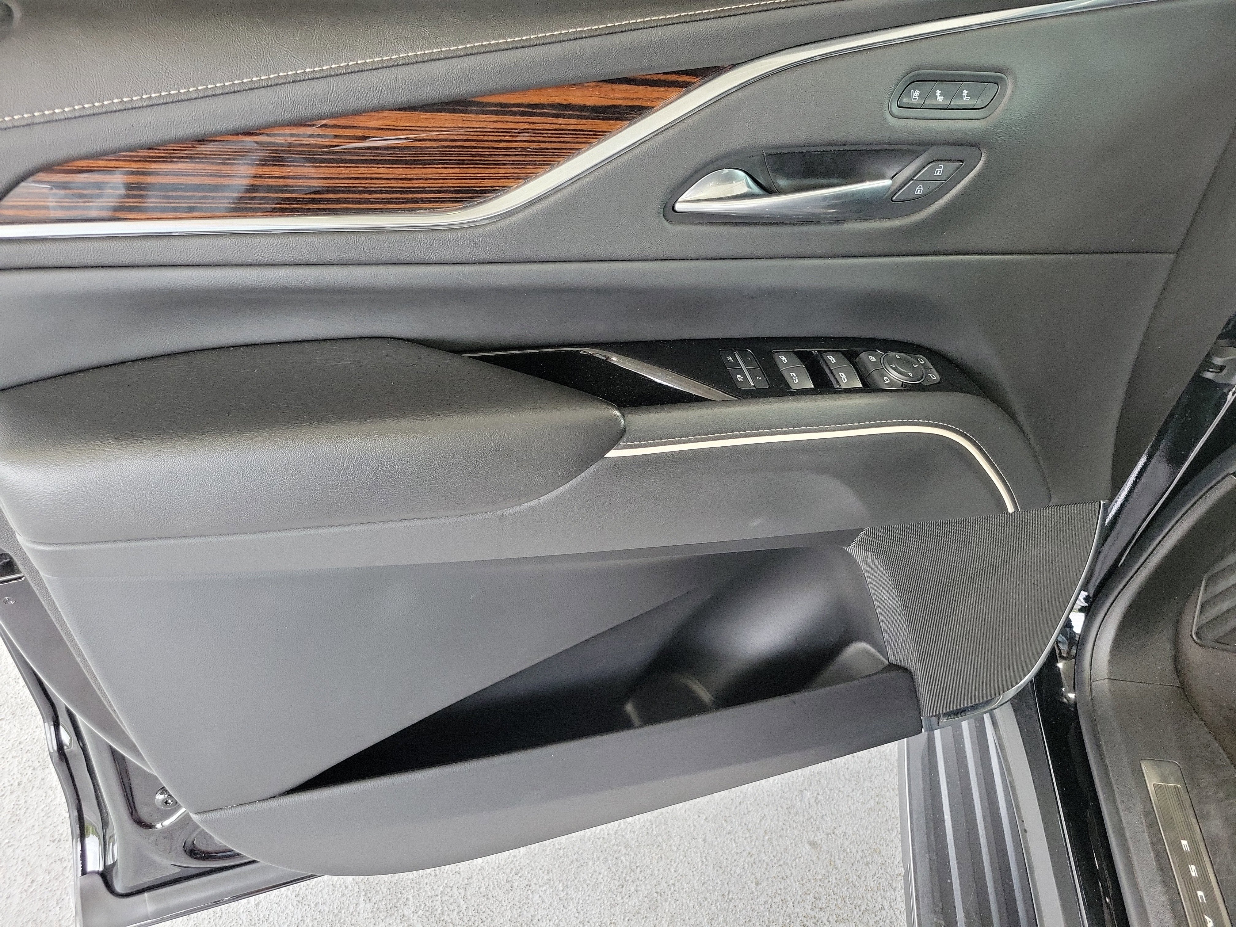 Used 2022 Cadillac Escalade ESV Premium Luxury w/ Performance Package AWD/4WD image 15