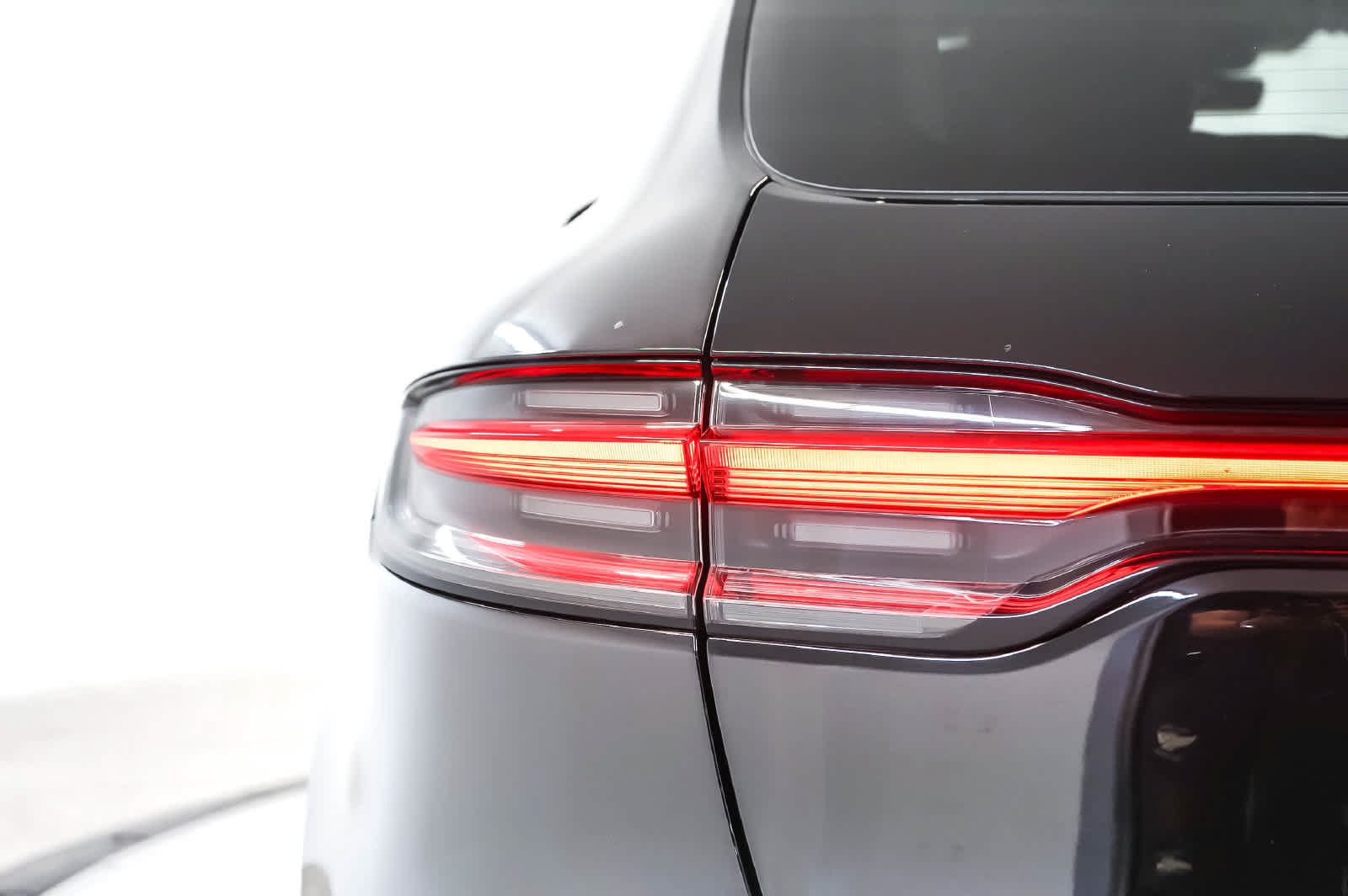 Certified 2025 Porsche Macan AWD/4WD image 11