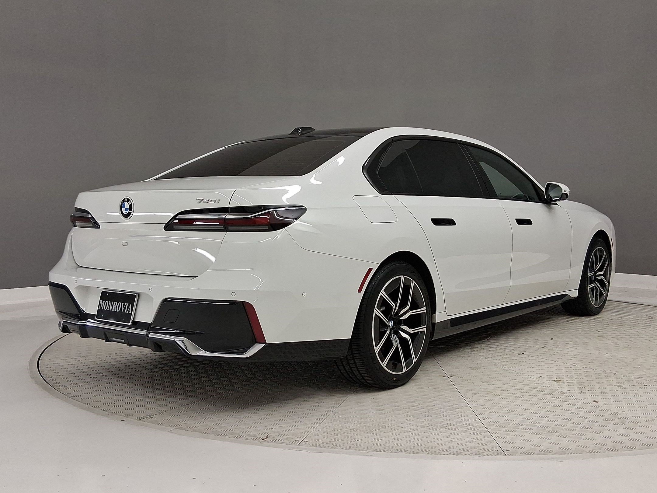 Used 2023 BMW 740i RWD image 9