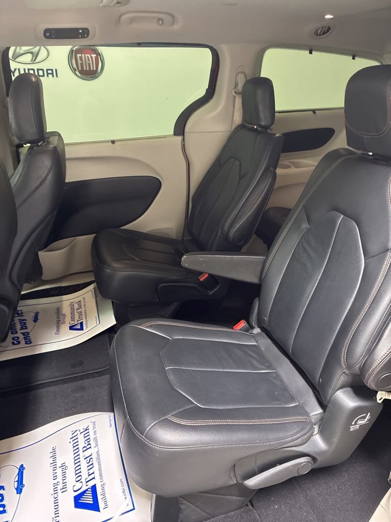 Used 2017 Chrysler Pacifica Touring-L w/ Tire & Wheel Group FWD image 23