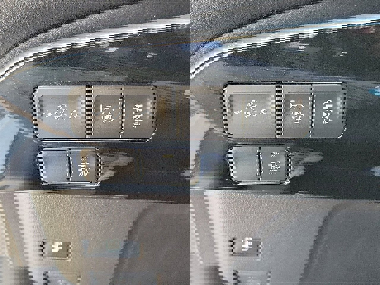 Used 2020 Toyota Prius LE w/ Carpet Mat Package image 28