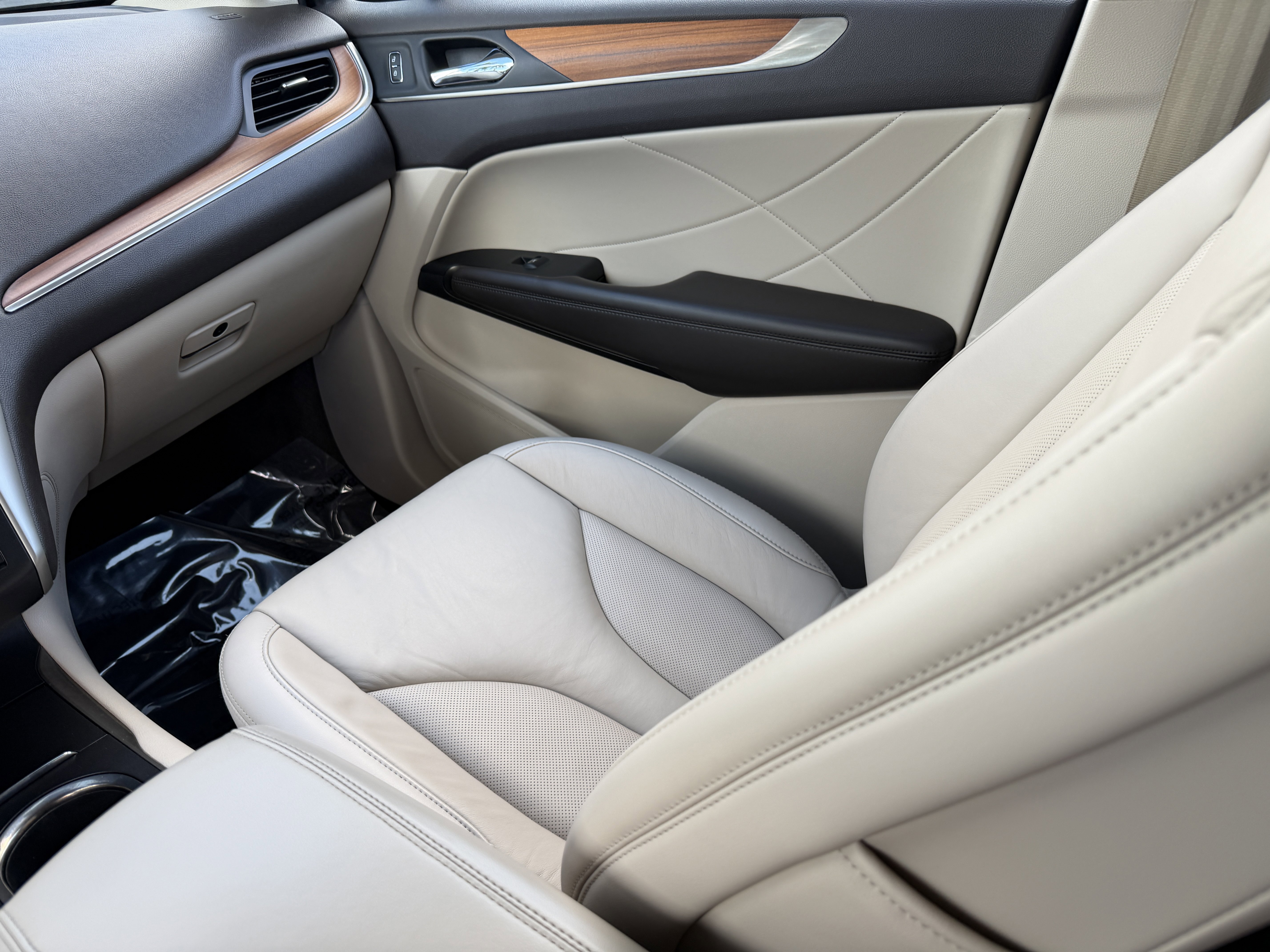 Used 2019 Lincoln MKC Select w/ Select Plus Package image 16