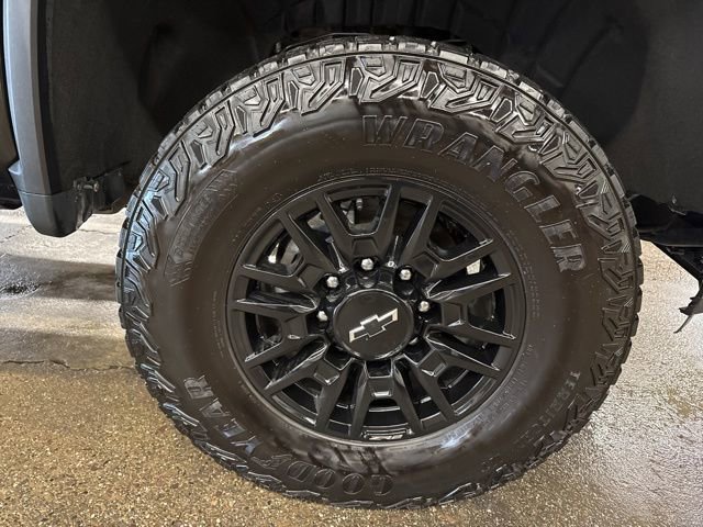 Used 2024 Chevrolet Silverado 2500 ZR2 w/ Technology Package image 9