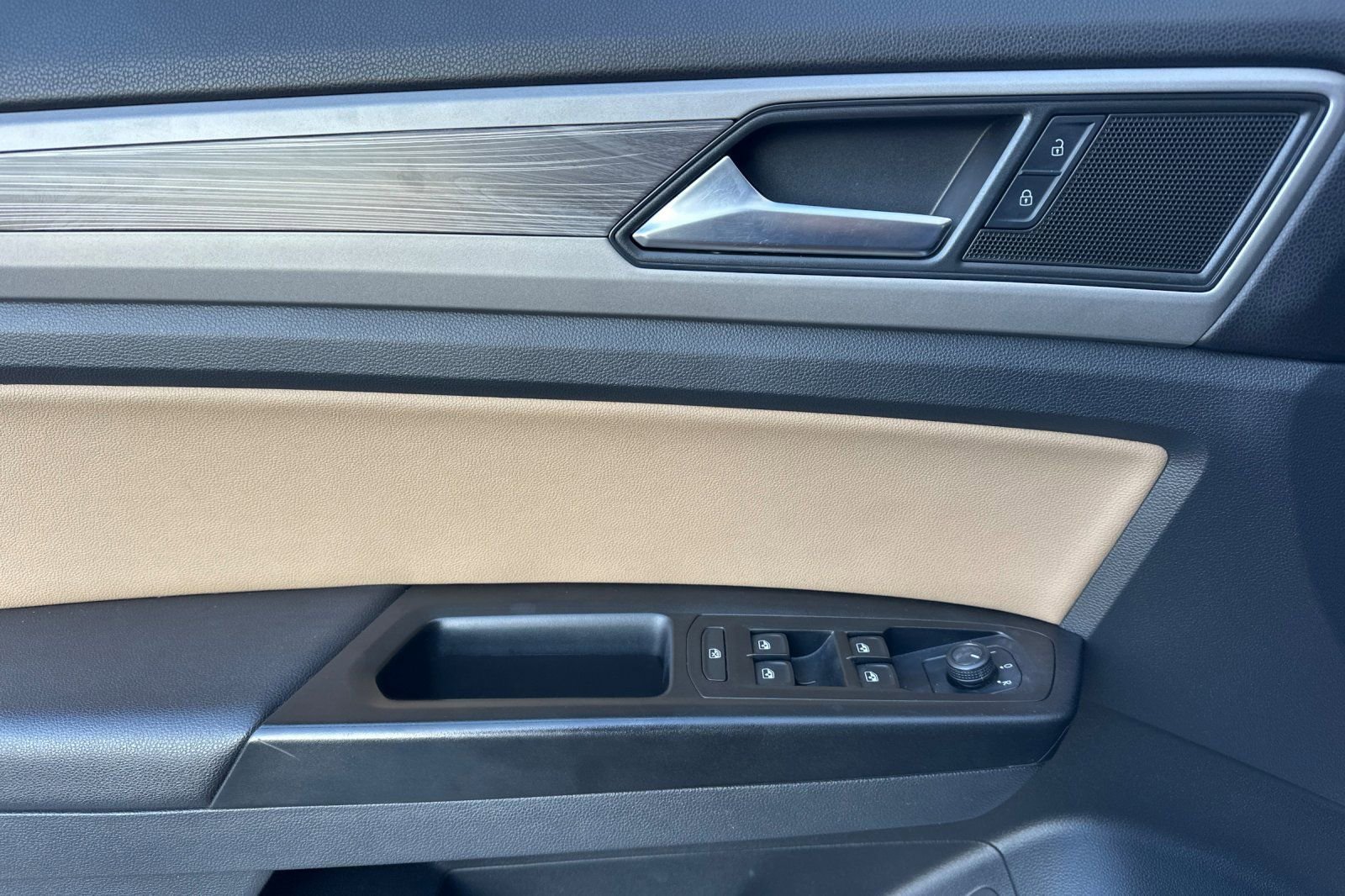 Used 2020 Volkswagen Atlas Cross Sport SE w/ Panoramic Sunroof Package image 11