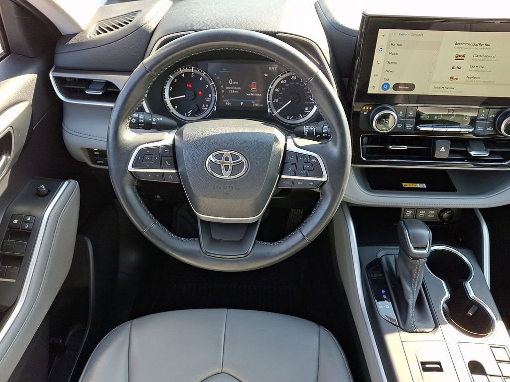 Used 2023 Toyota Highlander XLE FWD image 2
