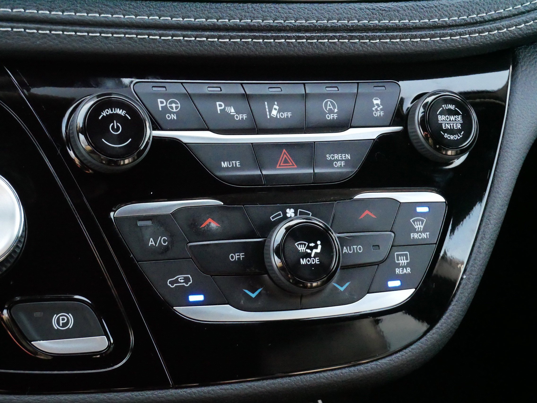 Used 2025 Chrysler Pacifica Select w/ Uconnect Theater Family Group image 23