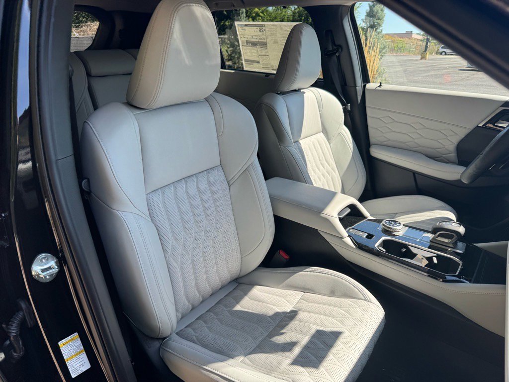 Used 2025 Mitsubishi Outlander AWD image 12