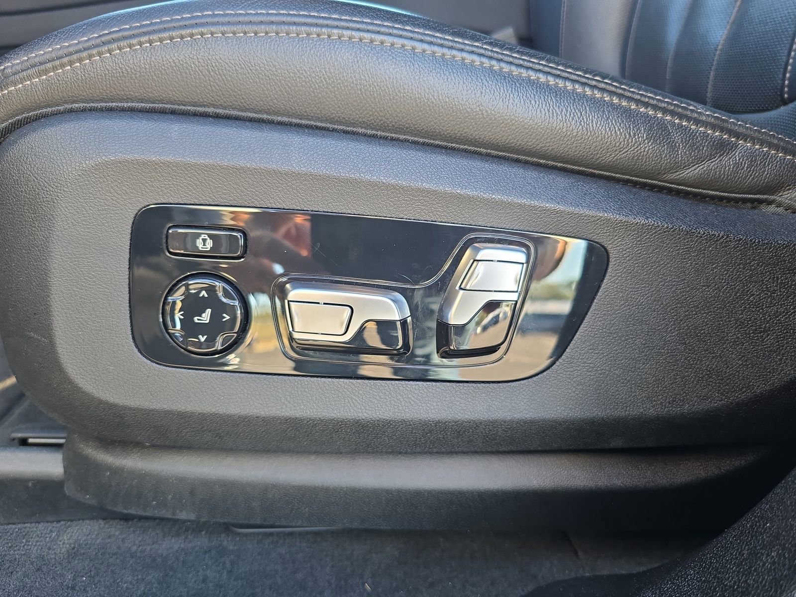 Used 2021 BMW X6 sDrive40i w/ Premium Package image 16