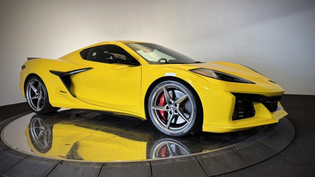 Used 2025 Chevrolet Corvette E-Ray w/ Stealth Interior Trim Package AWD/4WD image 18