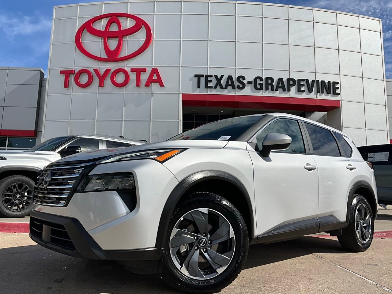 Used 2025 Nissan Rogue SV FWD image 2