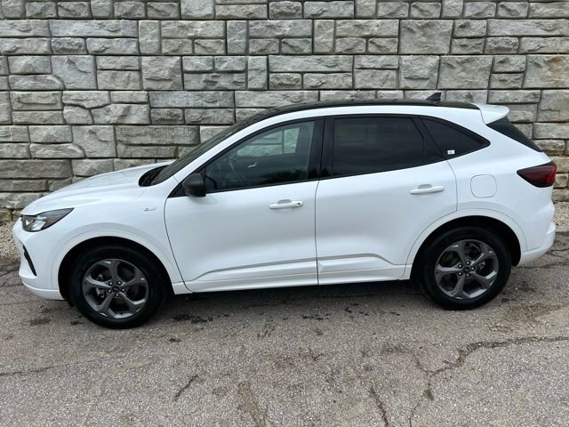 Used 2023 Ford Escape ST-Line w/ Tech Pack #1 AWD/4WD image 3