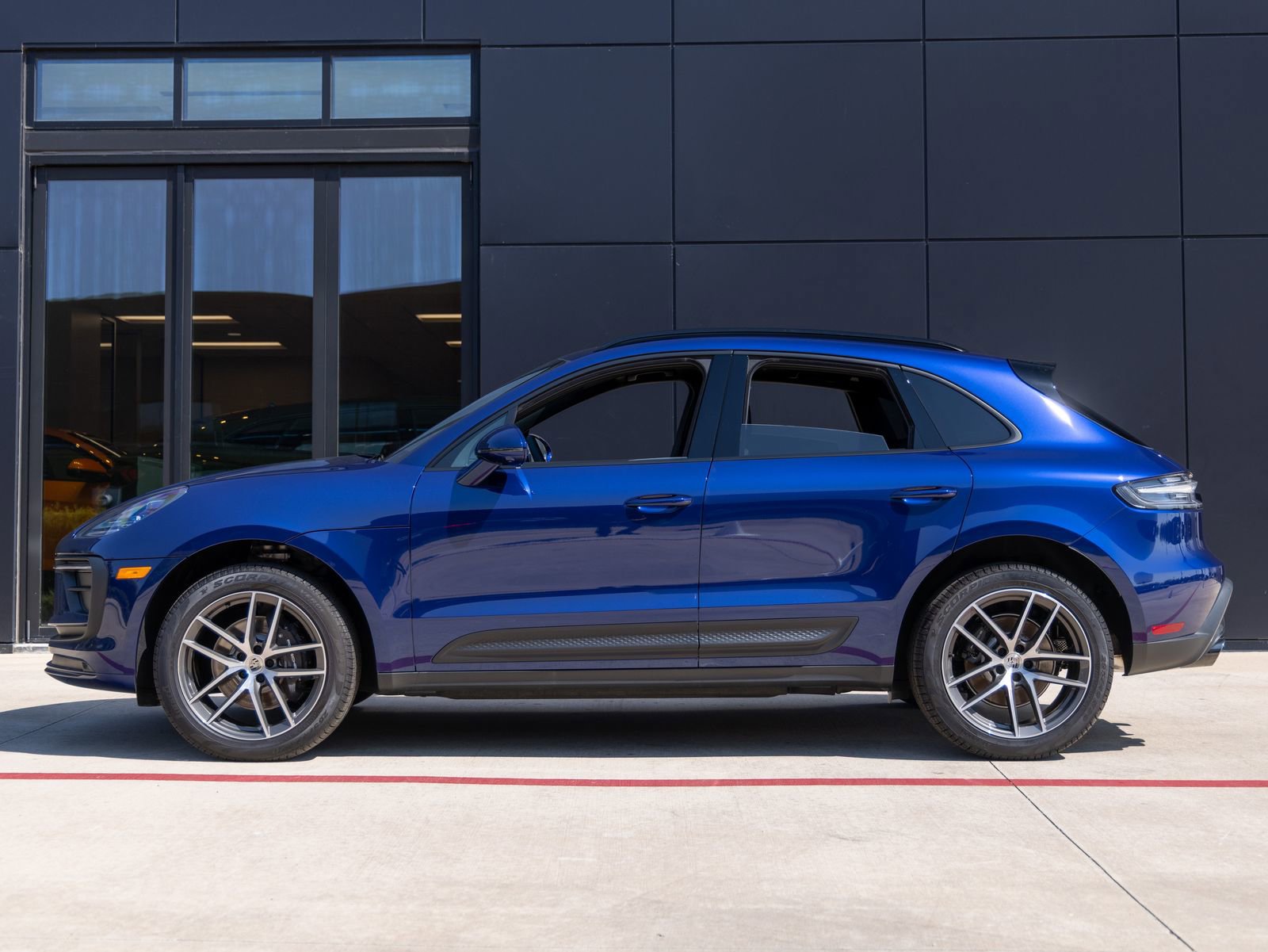 Certified 2025 Porsche Macan image 2