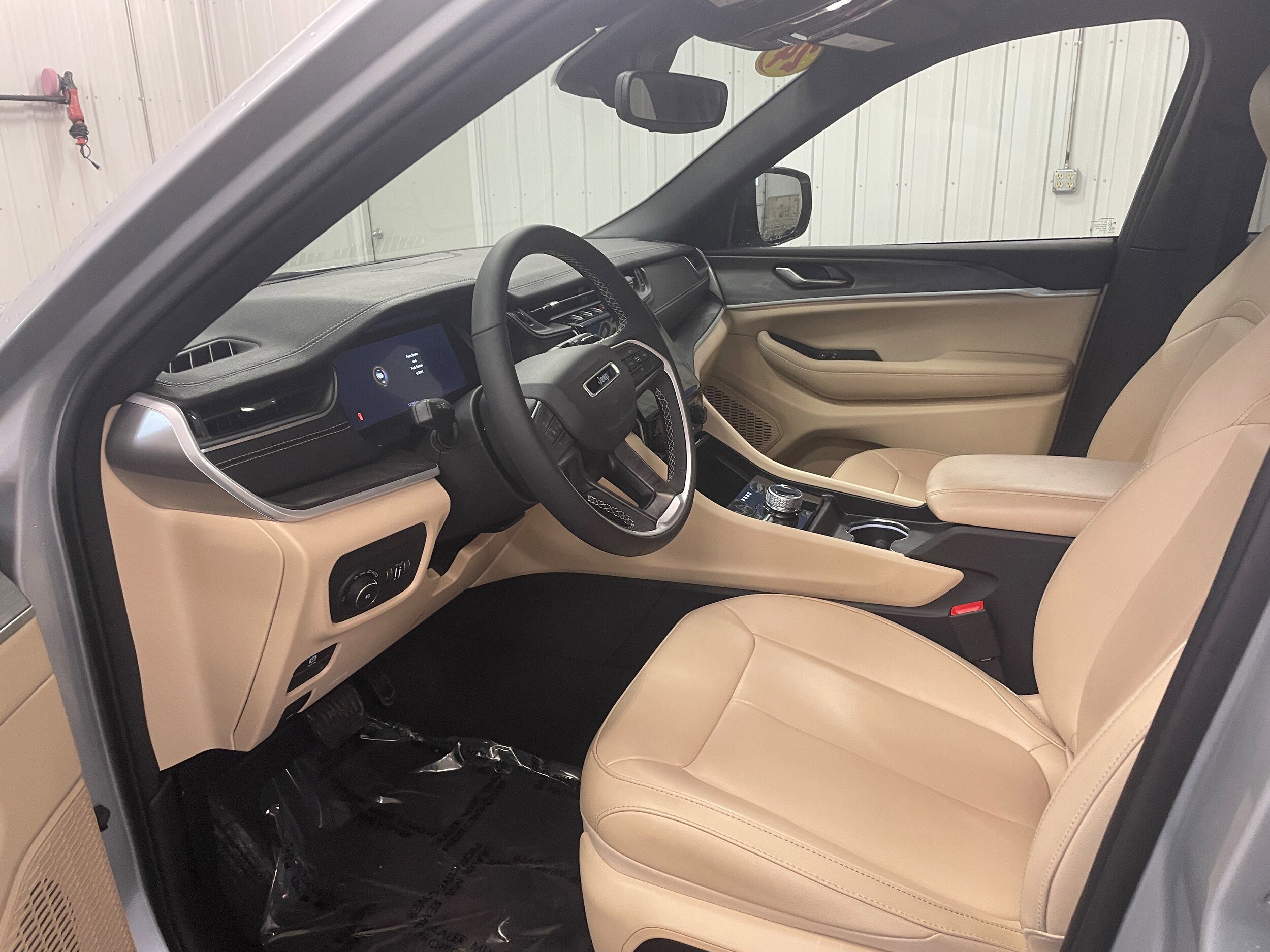 Used 2024 Jeep Grand Cherokee Limited AWD/4WD image 12
