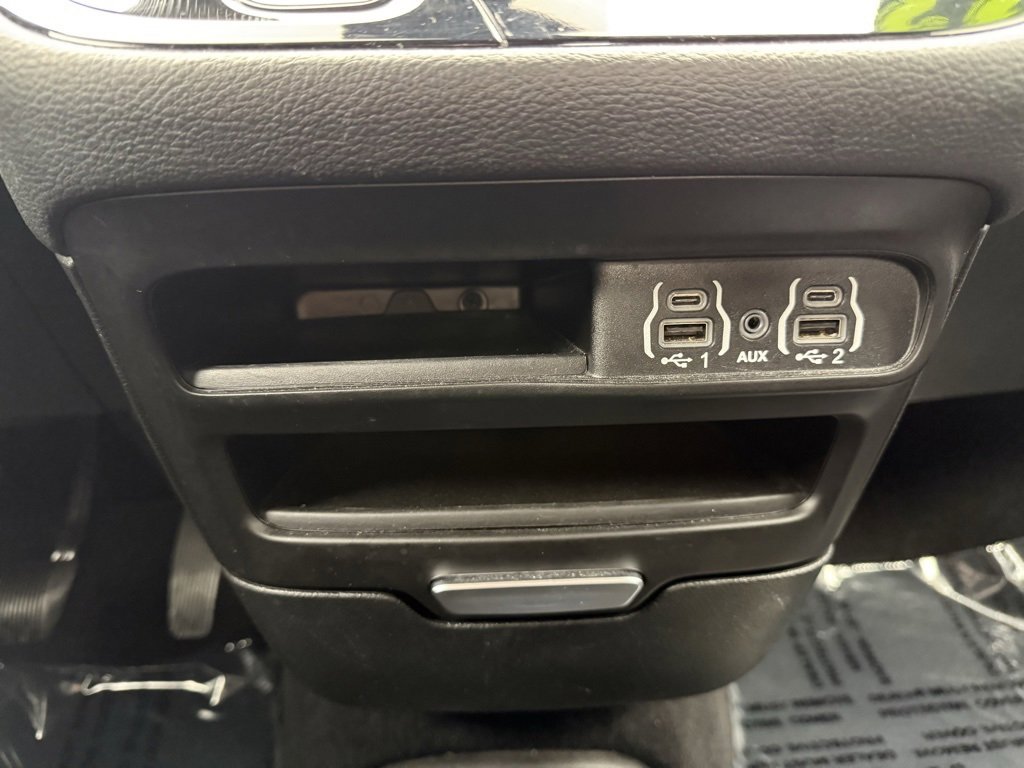 Used 2023 Chrysler Pacifica Touring image 33