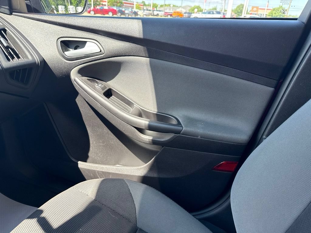 Used 2014 Ford Focus SE w/ SE Winter Package FWD image 19