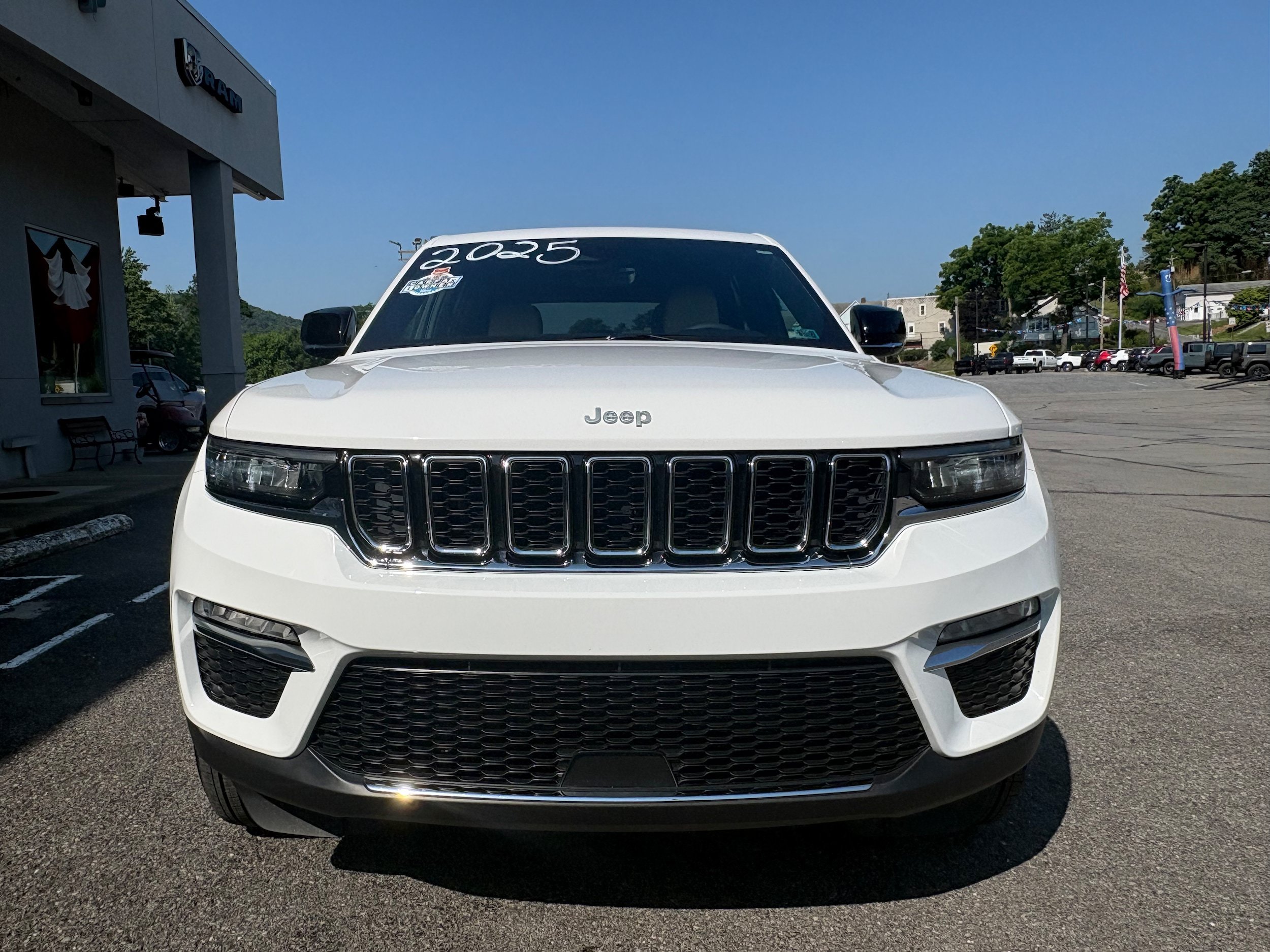 Certified 2025 Jeep Grand Cherokee Limited AWD/4WD image 4