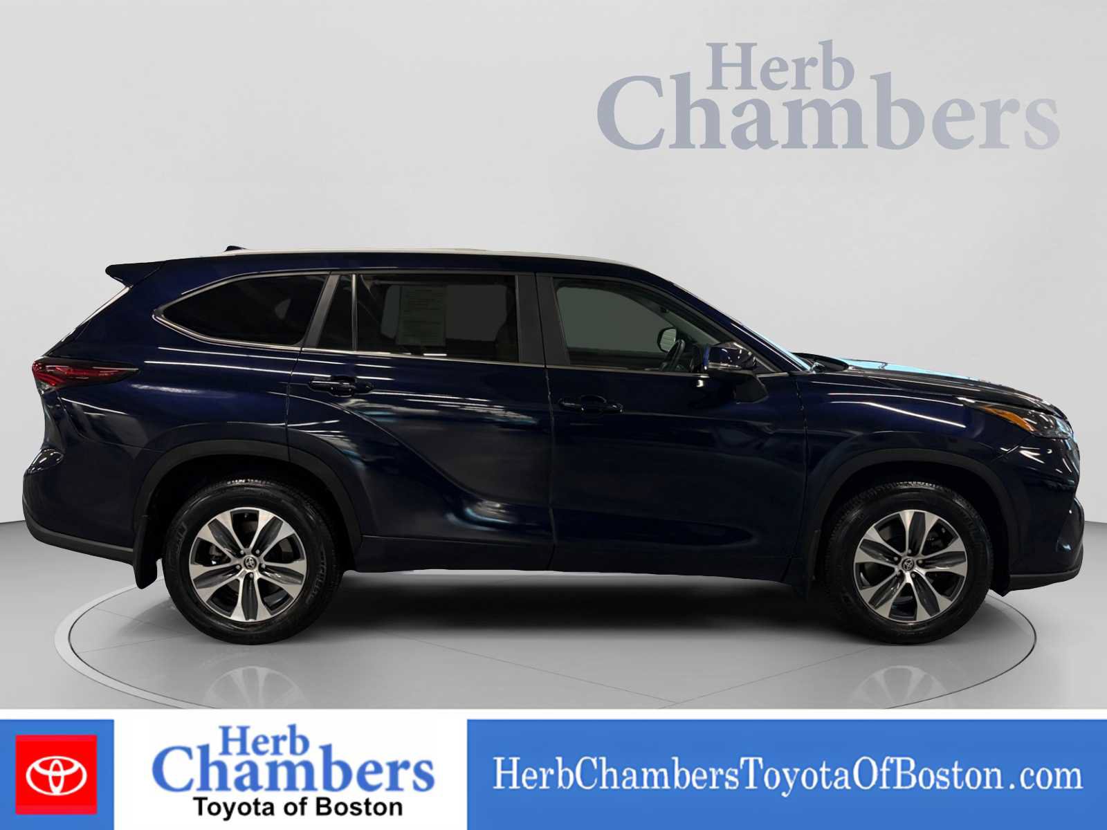 Used 2024 Toyota Highlander XLE AWD/4WD image 12