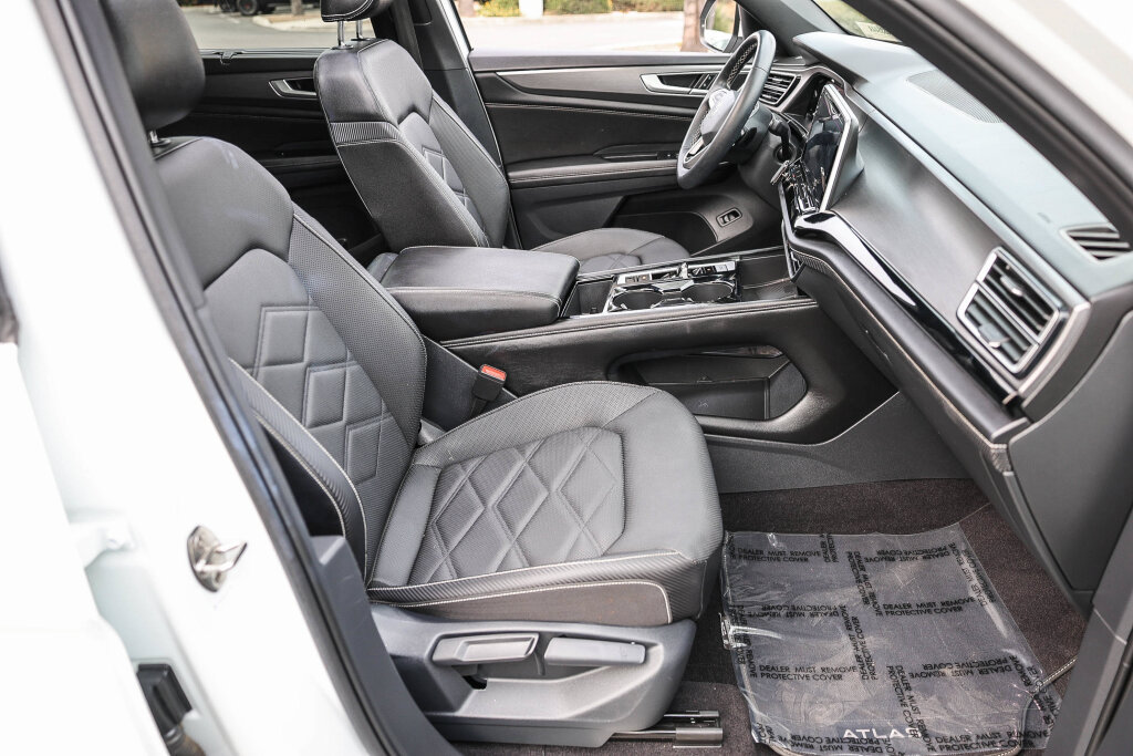 Used 2024 Volkswagen Atlas Cross Sport SE FWD image 8