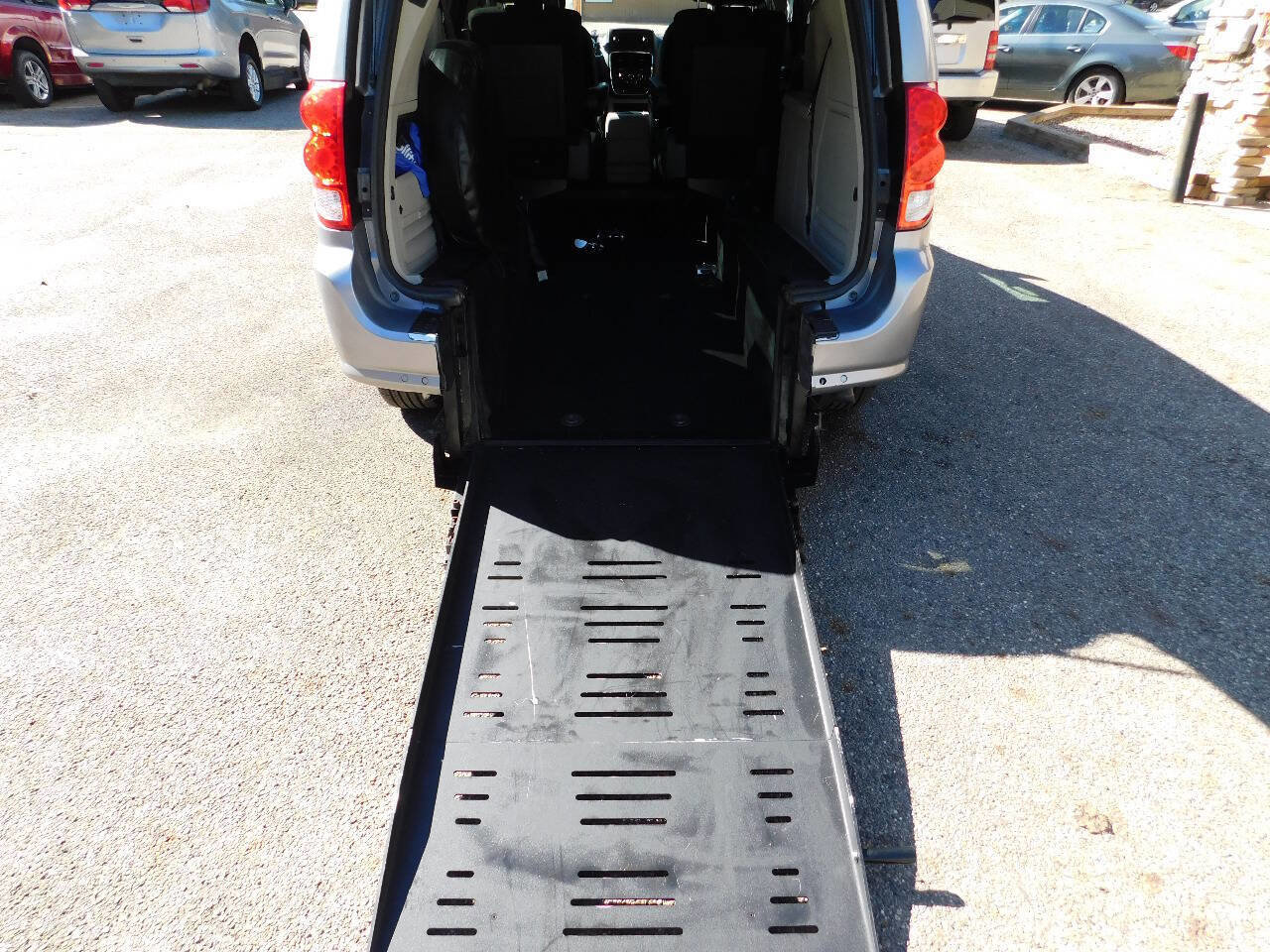 Used 2016 Dodge Grand Caravan SXT w/ Rear Park Assist Package image 3