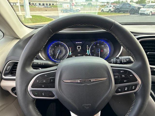 Used 2024 Chrysler Pacifica Touring-L FWD image 28