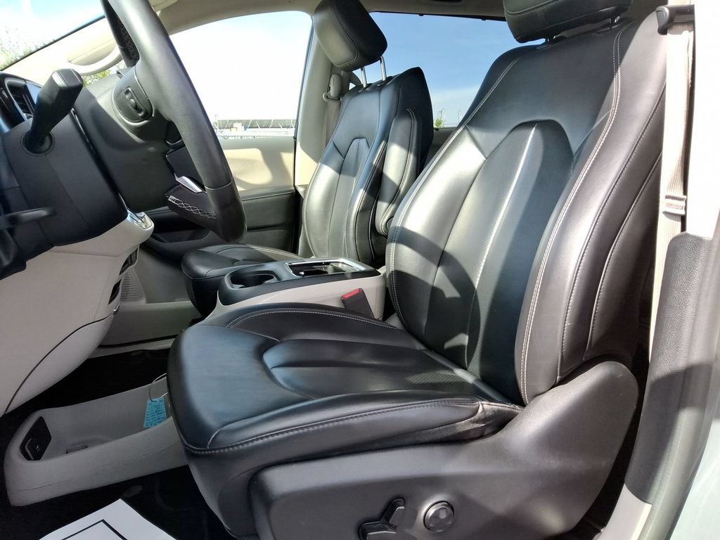 Certified 2023 Chrysler Pacifica Touring-L FWD image 12