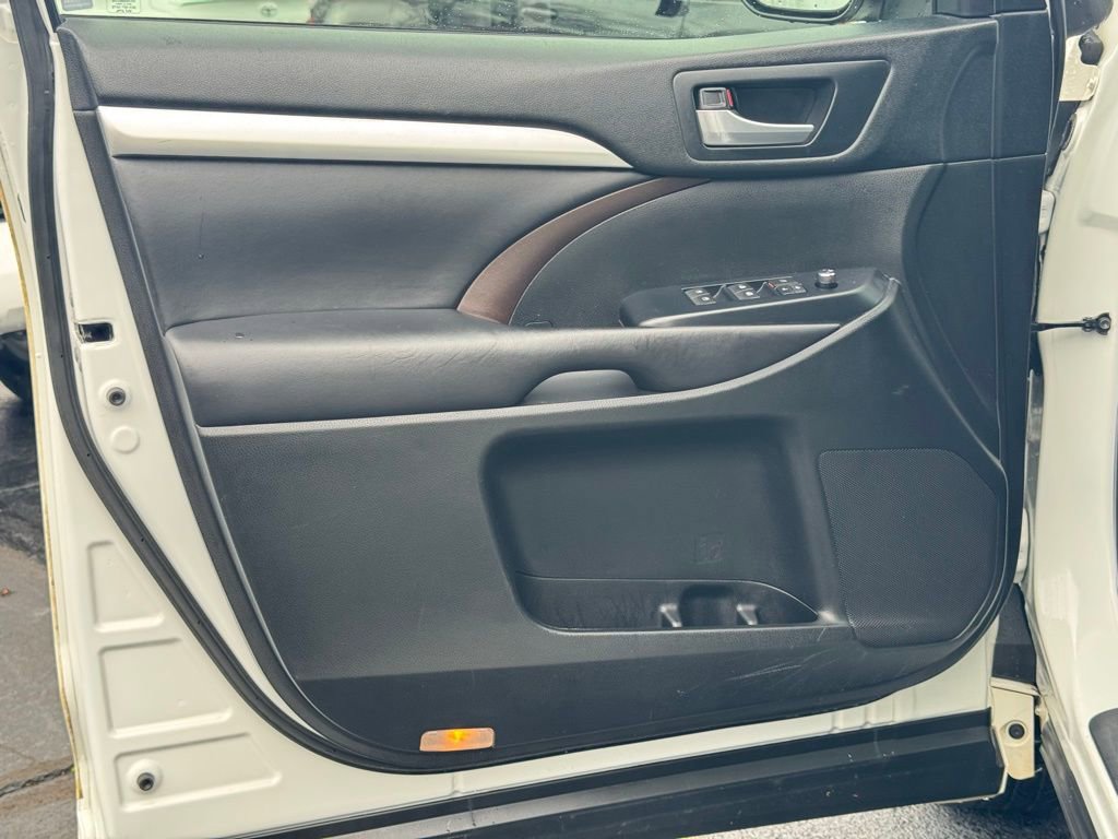 Used 2018 Toyota Highlander XLE image 29