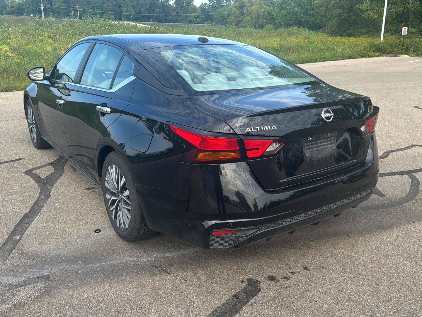 Used 2025 Nissan Altima 2.5 SV FWD image 3