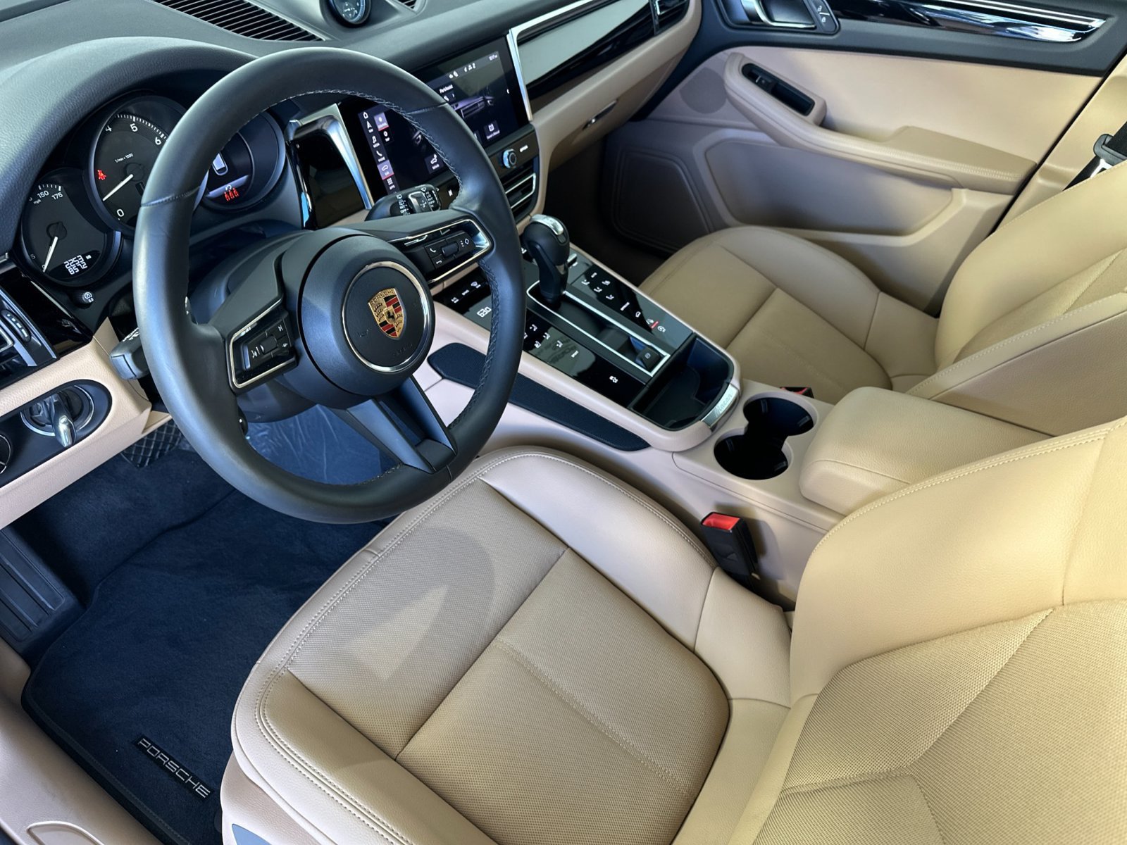 Certified 2026 Porsche Macan AWD/4WD image 4