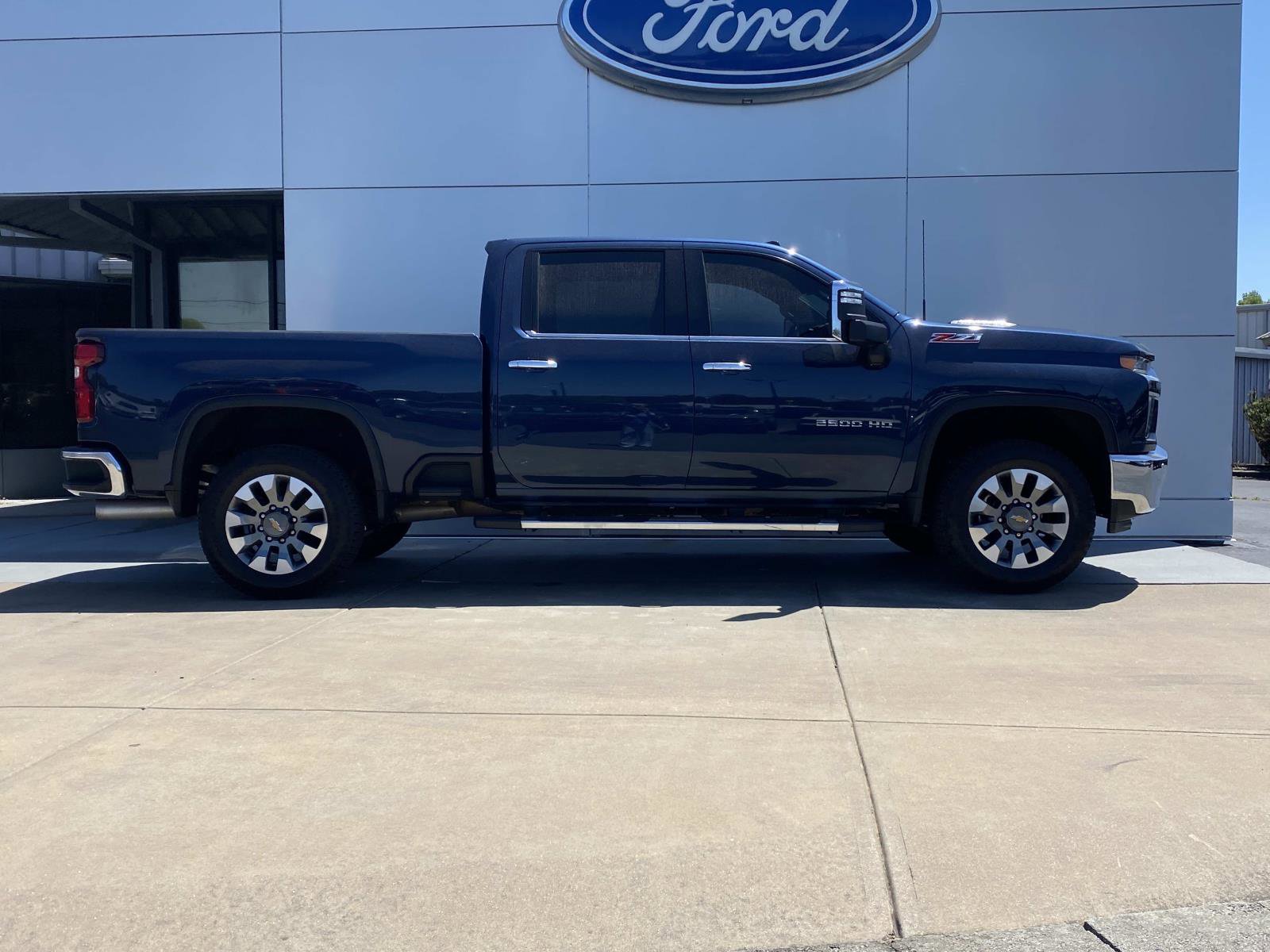Used 2022 Chevrolet Silverado 2500 LTZ w/ LTZ Premium Package AWD/4WD image 3