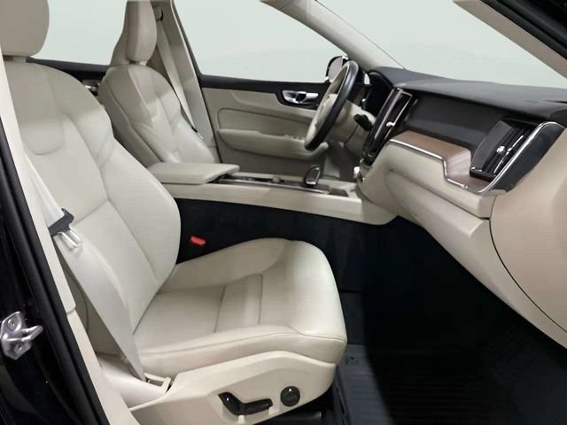 Used 2022 Volvo XC60 B5 Momentum w/ Climate Package AWD/4WD image 25