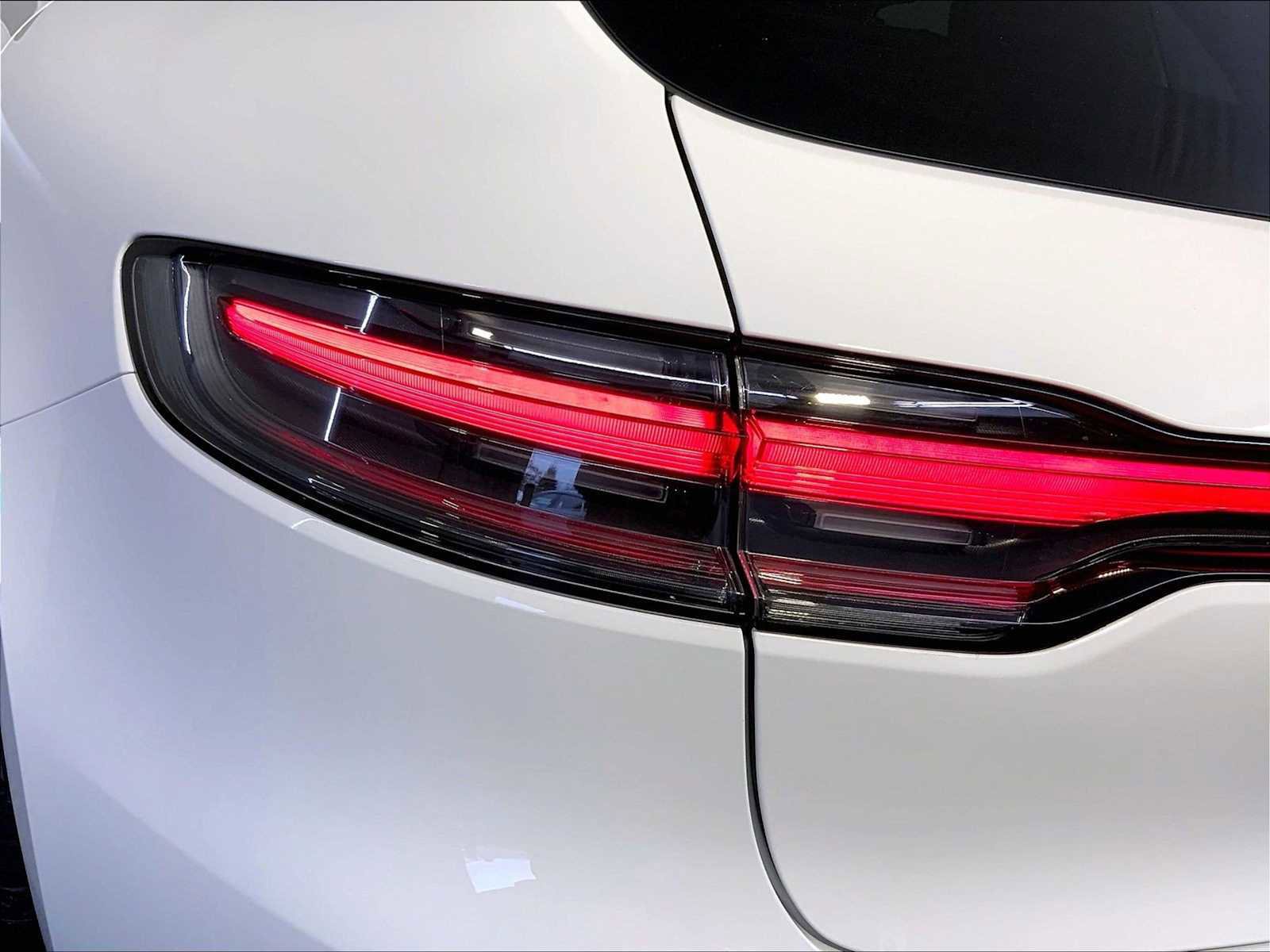 Certified 2025 Porsche Macan image 30