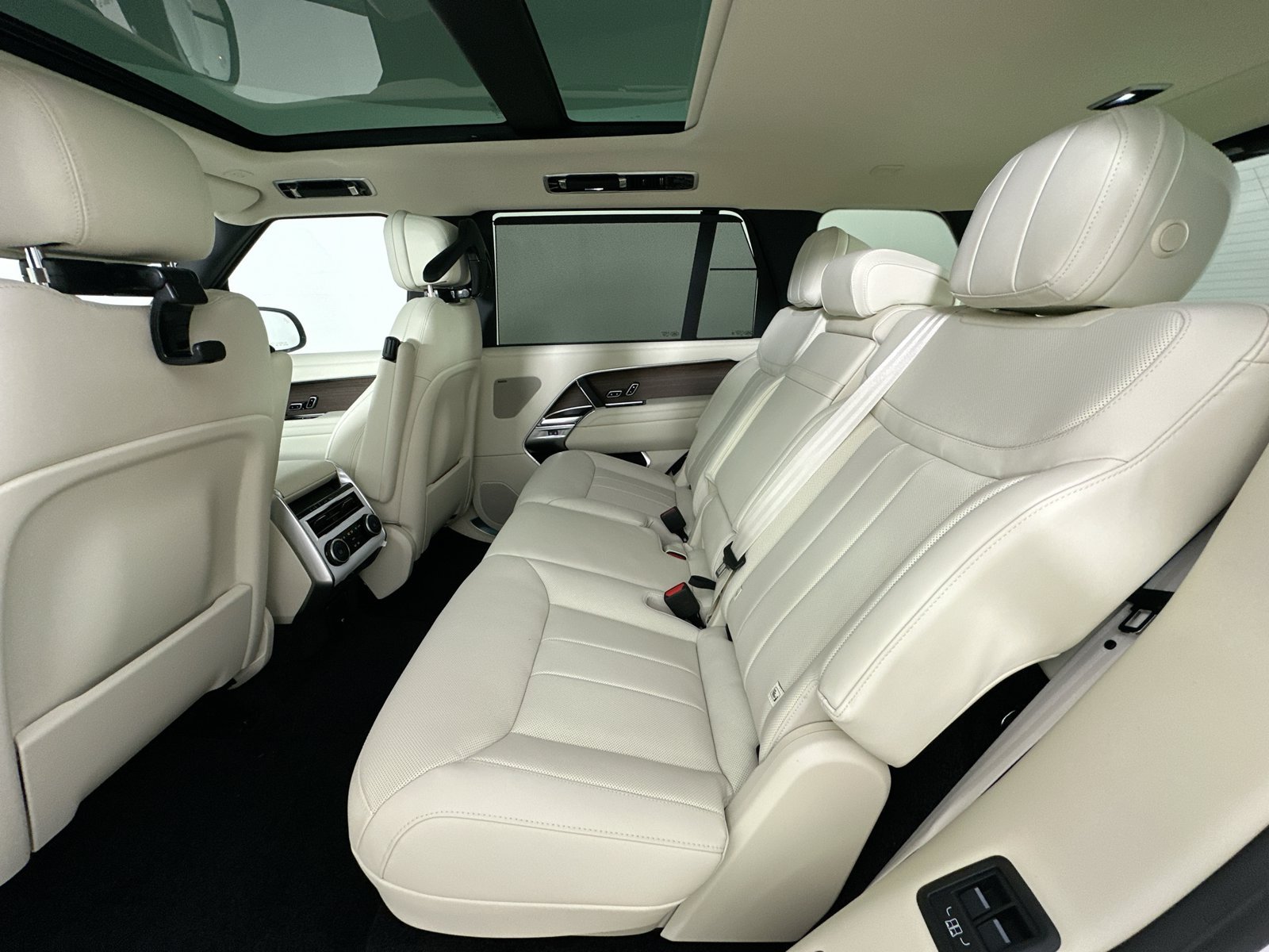 New 2026 Land Rover Range Rover Long Wheelbase SE AWD/4WD image 37