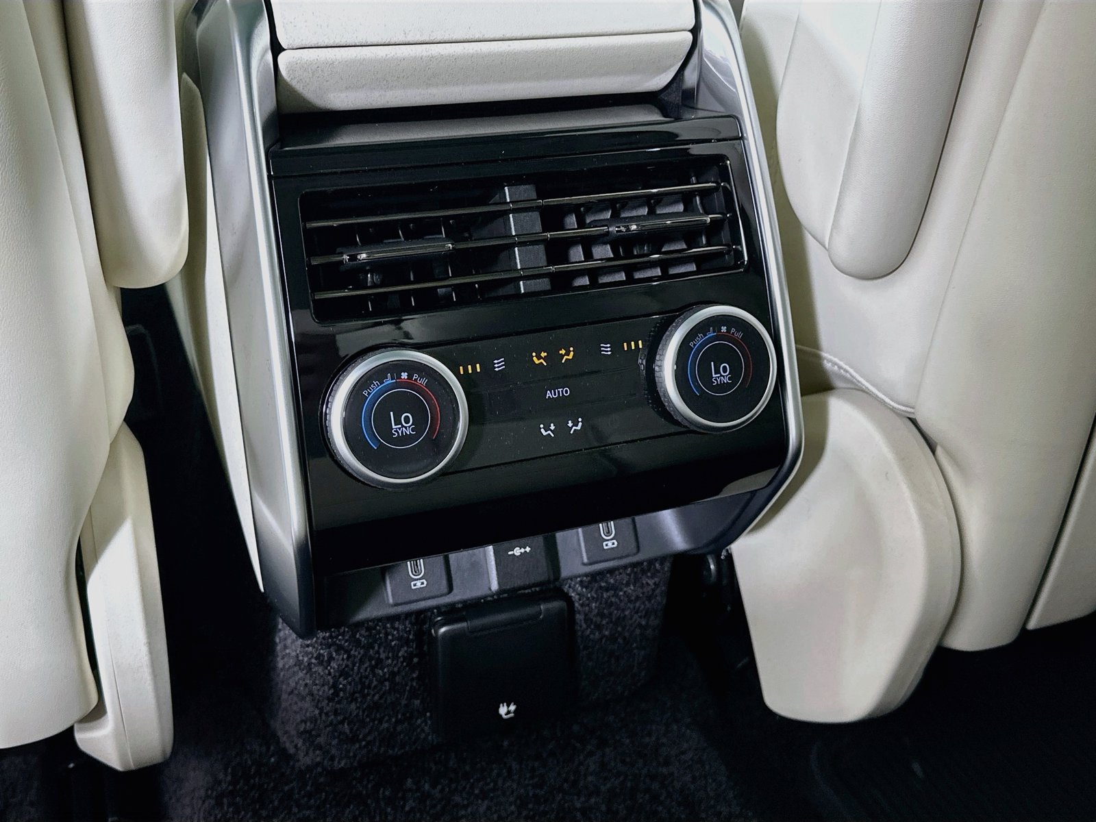 New 2027 Land Rover Range Rover SE AWD/4WD image 39