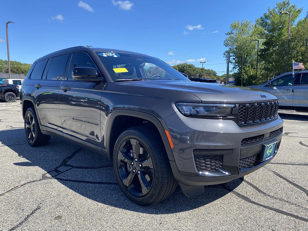Used 2024 Jeep Grand Cherokee L Altitude AWD/4WD image 3