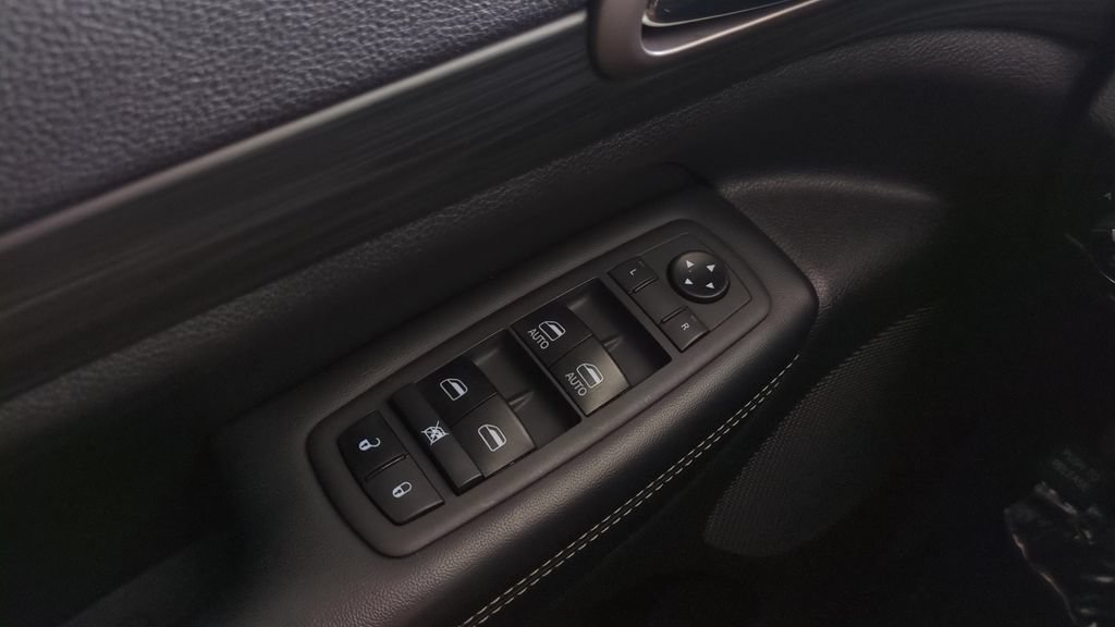 Used 2021 Jeep Grand Cherokee Freedom Edition AWD/4WD image 19