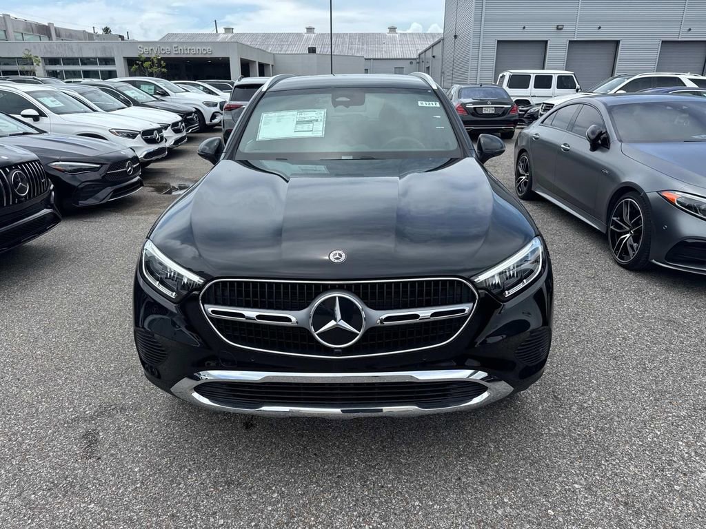 Used 2025 Mercedes-Benz GLC 300 4MATIC image 2