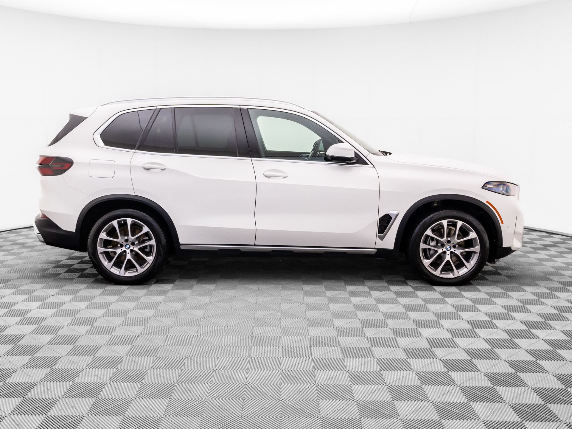 Used 2024 BMW X5 xDrive40i w/ Premium Package AWD/4WD image 6