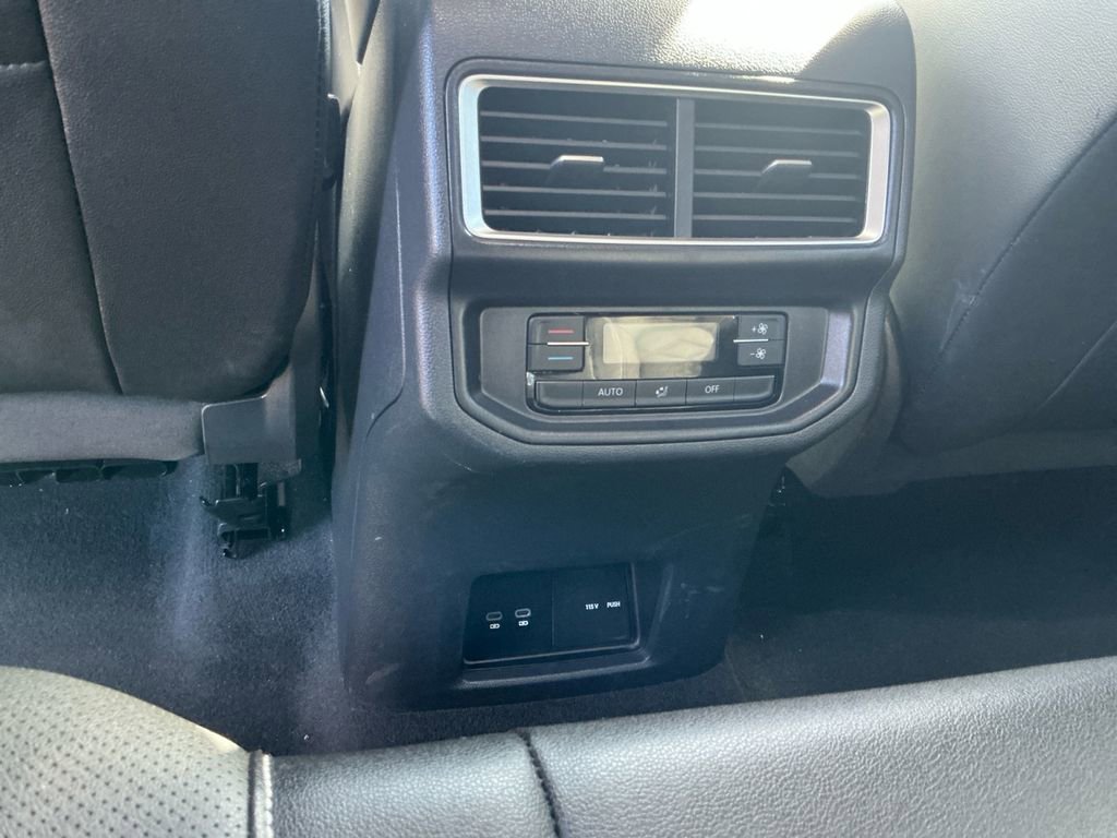 Used 2025 Volkswagen Atlas SE image 21