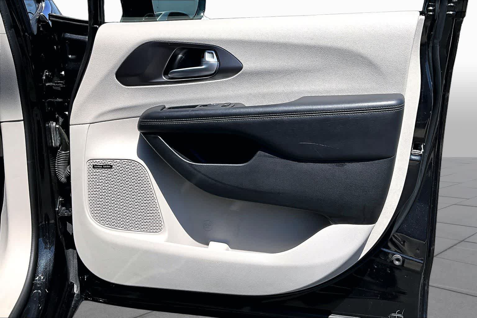 Used 2018 Chrysler Pacifica Limited w/ Advanced Safetytec Group FWD image 23
