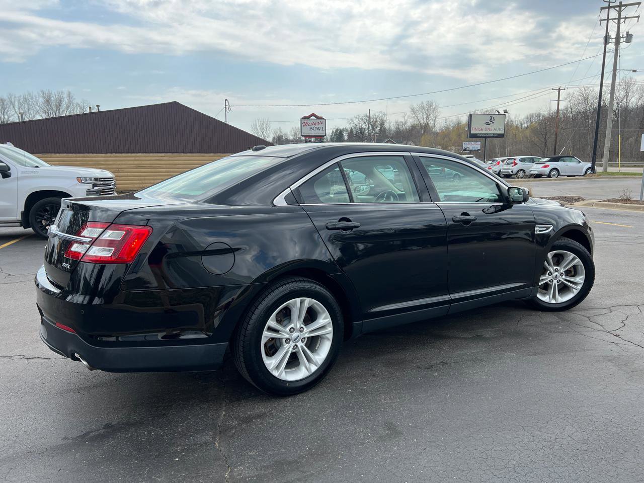 Used 2017 Ford Taurus SEL FWD image 8