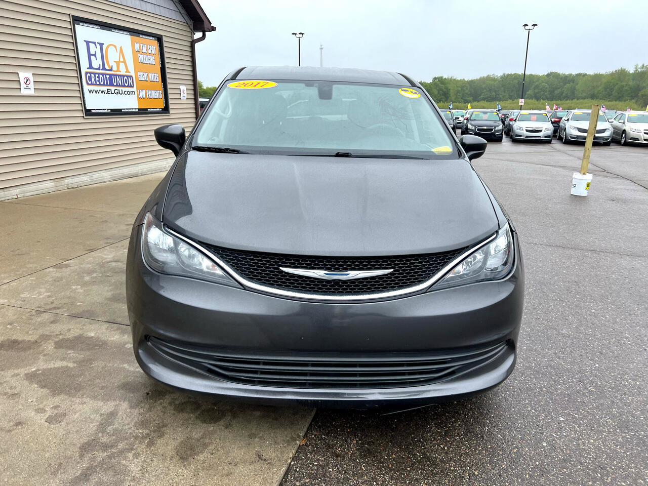 Used 2017 Chrysler Pacifica Touring image 2