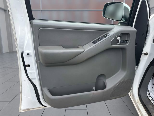 Used 2013 Nissan Frontier SL w/ Moonroof Pkg AWD/4WD image 13