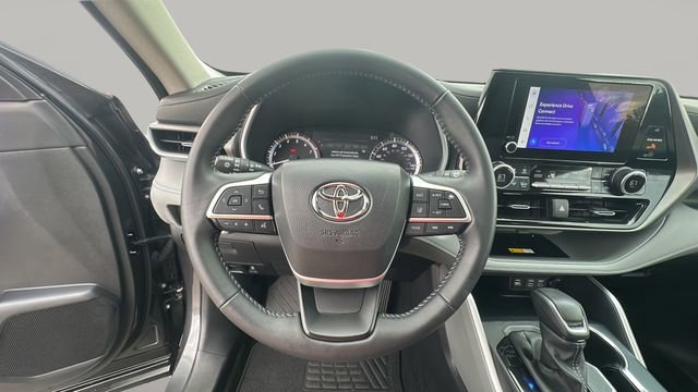 Used 2025 Toyota Highlander XLE FWD image 17
