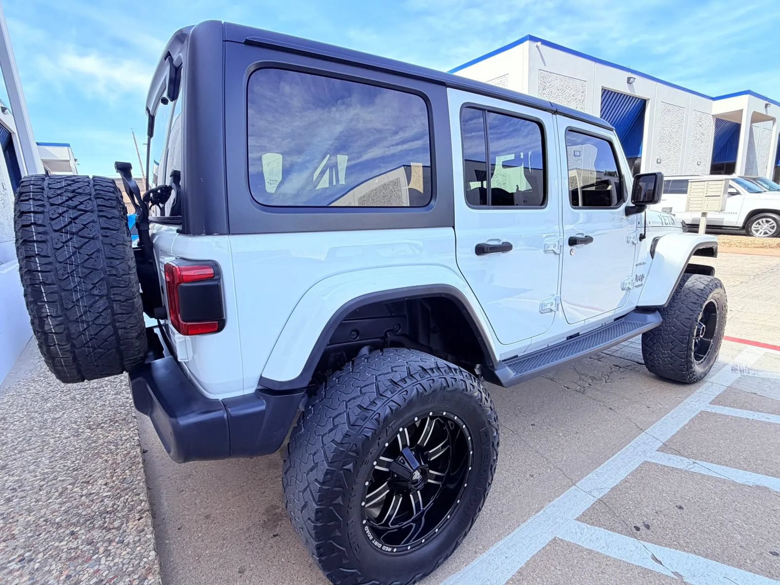 Used 2018 Jeep Wrangler Unlimited Sahara AWD/4WD image 5